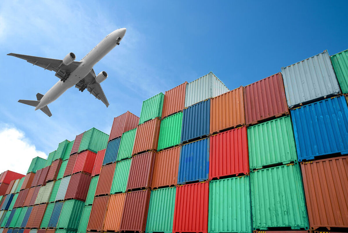 Air freight aircraft and containers